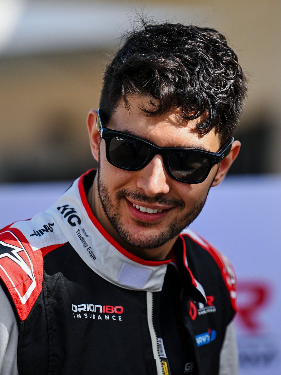 LeSprintEdition's tweet photo. « Lewis et moi, nous avons littéralement déposé tout le monde au départ, comme si nous étions des fusées ! » 🤭

Esteban est sous le charme du moteur Ferrari dans son ensemble, mais encore plus lorsqu’il s’agit de s’extraire de la grille.

#F1 https://t.co/wEPVqCrGce