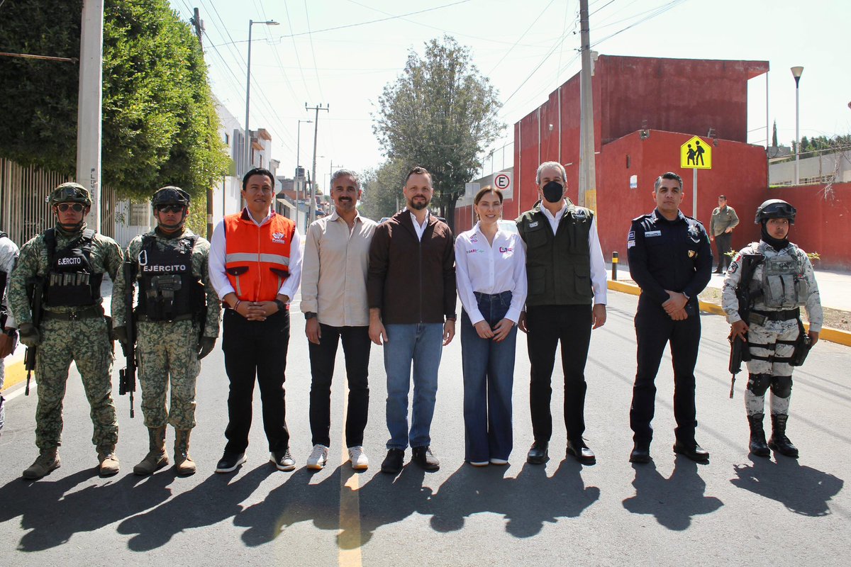 DavidAysa's tweet photo. Estuve en la U.H. FOVISSSTE San Roque junto al presidente @pepechedrauimx, impulsando los #SenderosDePaz. 
Sumamos esfuerzos entre dependencias para crear entornos seguros, reforzando la seguridad, la movilidad y los espacios públicos. 

Reconozco el trabajo del Coronel Félix Pallares Miranda y de la @SSC_Pue, por su compromiso y trabajo en esta estrategia de #SenderosDePaz. 

Cada espacio recuperado es un paso más para seguir transformando a #Puebla.