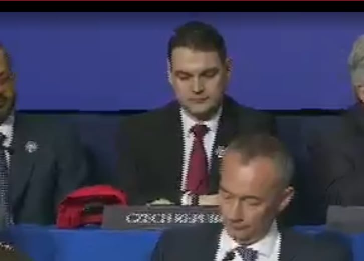 DubravskyMartin's tweet photo. @PetrosKecyaPoli Printscreen z prenosu mše MAGA. Pyotr ako správny miništrant s šiltovkou na stole. https://t.co/PH3sGhLBCu