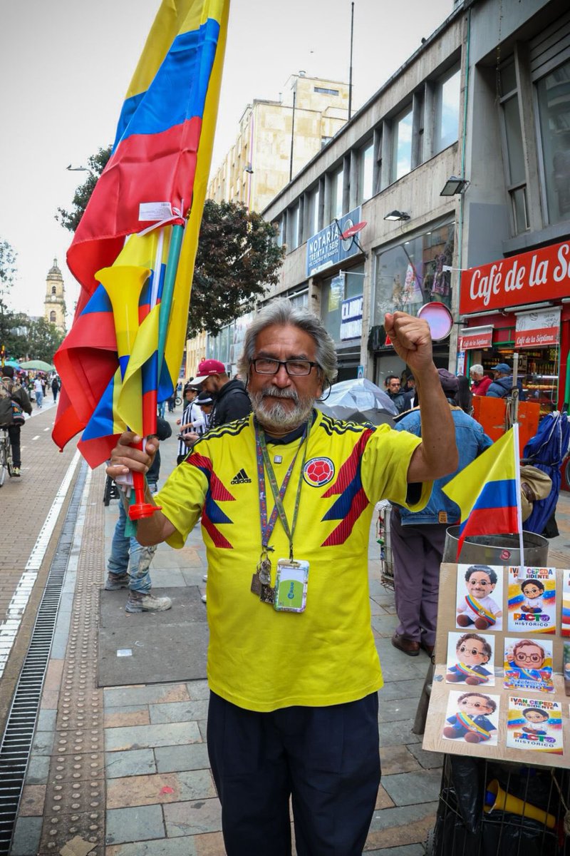 UsolidariaCo's tweet photo. Hoy acompañamos al pueblo trabajador de Colombia en su lucha por la defensa del Salario Vital, y también llevamos nuestra consigna de la importancia de asociarse solidariamente para vivir mejor #SomosPoderSolidario
#ALasPlazasPorElSalarioVital
#SalarioVitalSeDefiende https://t.co/dBu9dIAxZm