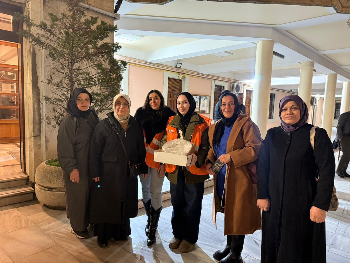 Şişli Merkez Camii’nde teravih namazı çıkışında başkanımız <a href="/NurdanOzavc/">Nurdan Özavcı 🇹🇷</a> ile lokum ikramında bulunarak gönül bağlarımızı pekiştirdik. Ramazan; birliktir, kardeşliktir, paylaşmaktır.

Rabbim ibadetlerimizi kabul, muhabbetimizi daim eylesin
