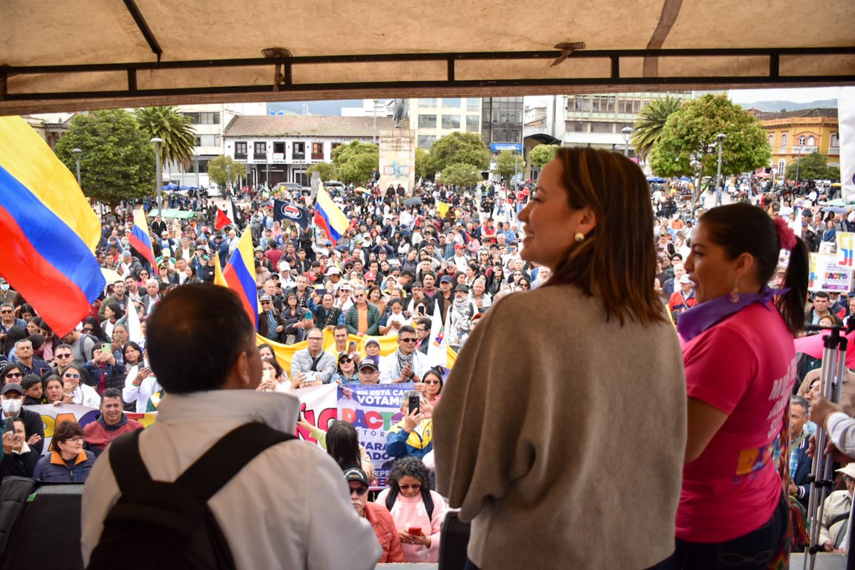 soyliliana10's tweet photo. ✨ La jefa de la dignidad y cabeza de lista al senado por el @PactoCol, @carolinacorcho hoy desde #Pasto apoyando la marcha del #SalarioMinimoVital y haciendo pedagogía de cara a las elecciones del 8 de marzo. #CarolinaCorcho
#Vota2VecesPacto #NiUnPasoAtrás #NiUnPesoAtrás https://t.co/qx0sIgpFXq