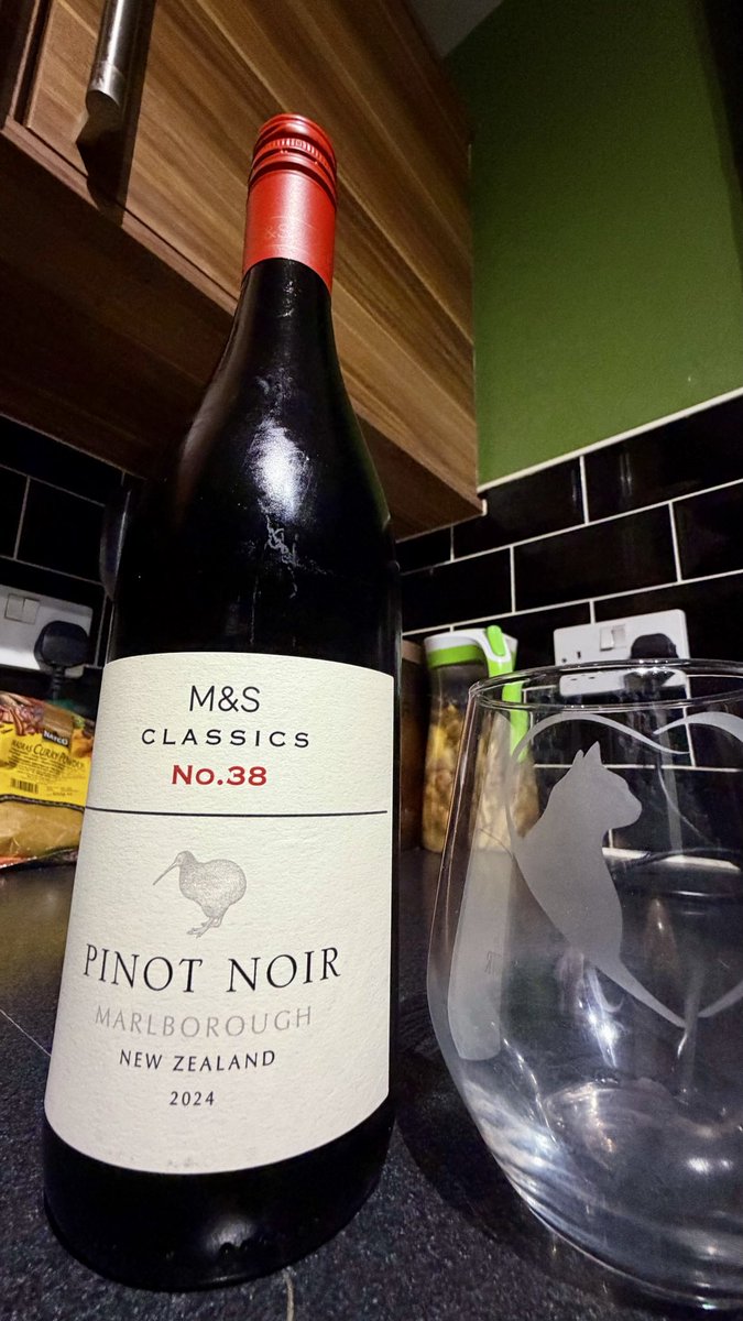 Roger_Edwards's tweet photo. A Pinot Noir is always a risk for us. A poor Pinot Noir can make us gag.
Fortunately this is a good one. Has the classic taste but is refined with a softer fruit taste.
Nice simple label too.
7/10 #RandomRedThursday https://t.co/vjLbVcNhuf
