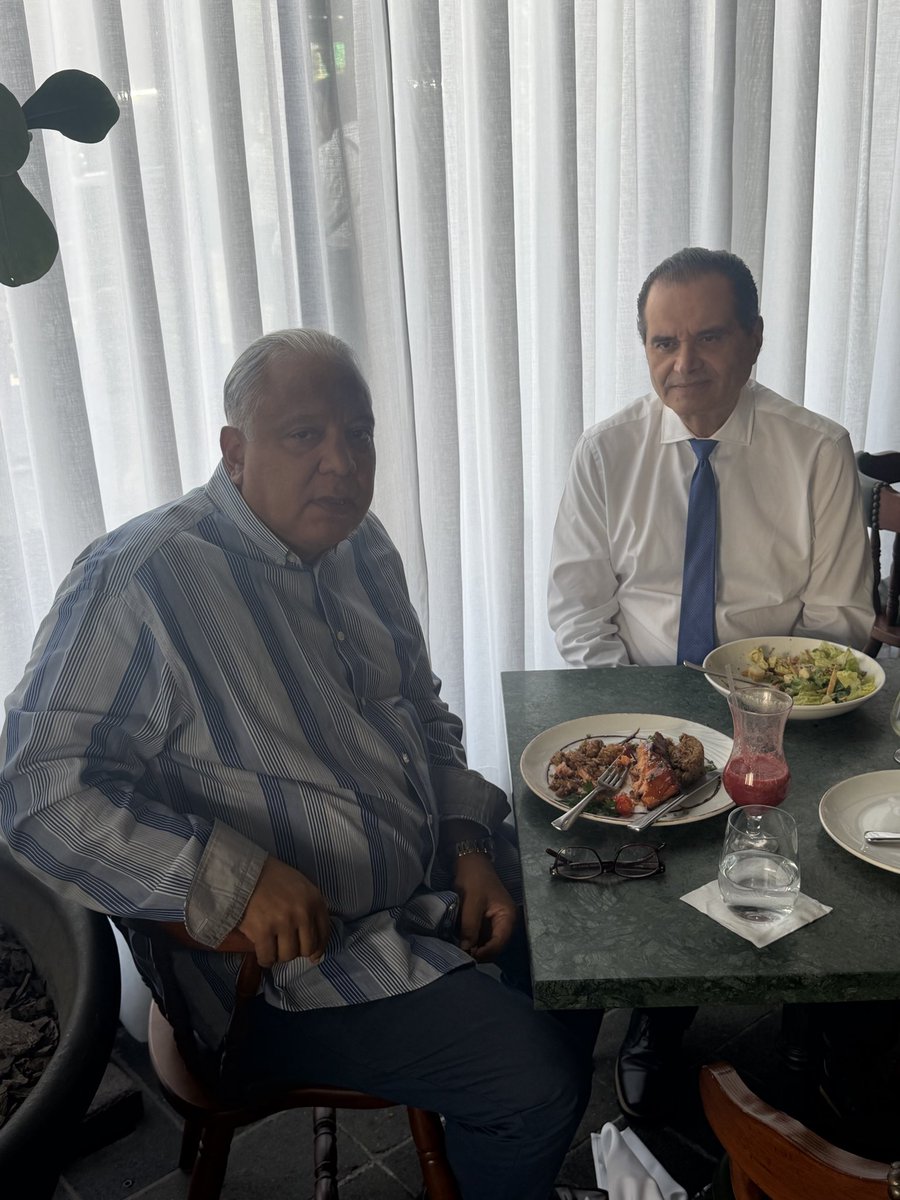 Compartiendo un almuerzo en Laurel con mi buen amigo e interlocutor válido de muchas posiciones que planteamos en television Luis Miguel Pereyra.