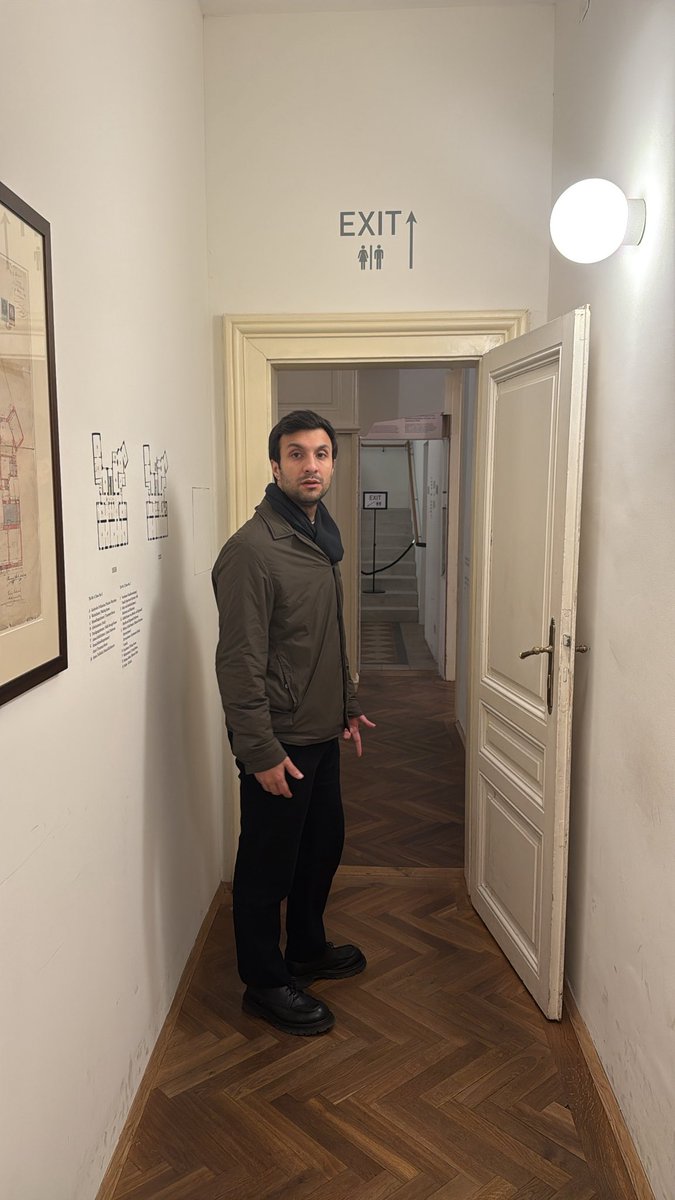 arcacengiz's tweet photo. Freud’un muayenehanesini inceledim. Bekleme alanı metrekare olarak yeterli. Yangın çıkışını göremedim. Tuvalet kapıları dışarı mı açılıyor, engelli tuvaleti var mı anlayamadım. O zaman ruhsat almak kolay tabii. https://t.co/1FFZgSbVMQ