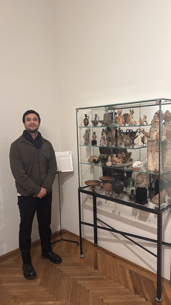 arcacengiz's tweet photo. Freud’un muayenehanesini inceledim. Bekleme alanı metrekare olarak yeterli. Yangın çıkışını göremedim. Tuvalet kapıları dışarı mı açılıyor, engelli tuvaleti var mı anlayamadım. O zaman ruhsat almak kolay tabii. https://t.co/1FFZgSbVMQ