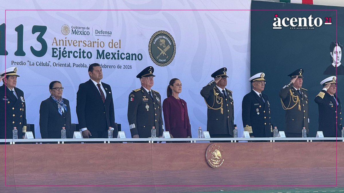 🇲🇽👩‍✈️ La presidenta <a href="/Claudiashein/">Claudia Sheinbaum Pardo</a> reconoce a mujeres de la SEDENA en el aniversario del Ejército Mexicano desde Oriental. 🎖️👏
acento21.com/nacional/claud…