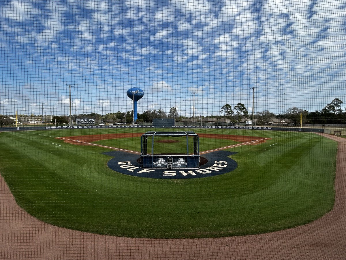 d_hannah22's tweet photo. @FinsBaseball Opening Day ‘26 https://t.co/OvSlGzXuHe