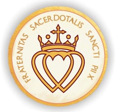 SacerdosMariae's tweet photo. ¿Fraternidad o Iglesia?

A propósito de la decisión de la FSSPX

La reciente negativa de la Fraternidad Sacerdotal San Pío X a la propuesta presentada desde Roma vuelve a situar el problema en su verdadero lugar: no estamos ante una cuestión estética ni ante una simple discusión litúrgica, sino ante un asunto de comunión eclesial.

Conviene comenzar por lo evidente: la FSSPX no es la Iglesia. Tampoco es una Iglesia paralela. Es una fraternidad sacerdotal fundada por Mons. Marcel Lefebvre en 1970, que desde 1988 vive en una situación canónica irregular tras las consagraciones episcopales realizadas sin mandato pontificio. Aquel acto no fue un simple desacuerdo disciplinar: fue una ruptura objetiva de la comunión jerárquica.

El problema nunca ha sido la validez de la Misa tradicional, que la Iglesia reconoce plenamente, ni tampoco la legítima discusión teológica sobre determinados aspectos del Concilio Vaticano II, que puede darse dentro de la comunión. El núcleo del conflicto es otro: la aceptación efectiva del Magisterio vivo y del principio visible de unidad, que es el Sucesor de Pedro.

La Iglesia no es una federación de sensibilidades, ni una suma de opiniones teológicas que coexisten sin referencia a una autoridad común. Es un Cuerpo visible querido por Cristo, con una estructura jerárquica que no es accidental, sino constitutiva. Cuando una fraternidad se coloca de manera estable en posición de juicio sobre el Magisterio, cuando decide qué parte acepta plenamente y cuál mantiene en suspensión crítica permanente, deja de situarse en la obediencia eclesial y comienza a actuar como instancia paralela de autoridad doctrinal.

Eso no es defensa de la tradición: es una eclesiología insuficiente.

Uno de los argumentos más repetidos consiste en afirmar que se conserva íntegramente la Tradición frente a una Iglesia que, según esa lectura, habría cedido ante la modernidad. Sin embargo, la Tradición no es una fotografía congelada en un momento histórico concreto, sino transmisión viva bajo la guía del Espíritu Santo. La continuidad no es inmovilidad, sino desarrollo orgánico en fidelidad.

Si cada grupo dentro de la Iglesia decide qué enseñanzas del Magisterio actual reconoce como vinculantes y cuáles mantiene bajo sospecha, la comunión deja de ser plena y se convierte en una adhesión selectiva. Y la adhesión selectiva no es el modo católico de vivir la obediencia.

La propuesta vaticana buscaba una integración jurídica estable, no una humillación ni una absorción ideológica. Decir no, una vez más, no fortalece la tradición: la aísla. Porque transmite la idea de que la comunión con el Papa puede quedar subordinada a la propia interpretación teológica.

La Iglesia ha mostrado paciencia, ha concedido facultades para la confesión y para determinados matrimonios por el bien de los fieles, ha tendido la mano en distintas ocasiones. Pero la comunión no puede ser parcial, ni provisional, ni condicionada a que la autoridad suprema confirme previamente todas las propias tesis.

Aquí conviene hablar con claridad: la FSSPX es una fraternidad sacerdotal con sacramentos válidos en muchos casos, pero no es una estructura plenamente integrada en la Iglesia, no tiene estatuto canónico regular, no actúa oficialmente en nombre de la Iglesia, y no representa a la Iglesia. Confundir estos planos genera desconcierto en los fieles, y la confusión nunca ayuda a la vida espiritual.

El drama no es solamente jurídico, es profundamente espiritual: una tradición sin obediencia corre el riesgo de convertirse en ideología, una liturgia sin comunión puede terminar siendo bandera, una crítica constante sin humildad acaba erosionando el sensus Ecclesiae. La historia muestra que las verdaderas reformas en la Iglesia han nacido desde dentro, en obediencia sufrida y fecunda, no desde posiciones estructurales de resistencia permanente.

La Iglesia necesita tradición, necesita liturgia celebrada con dignidad, necesita claridad doctrinal, y necesita sacerdotes firmes en la fe. Pero todo eso lo necesita dentro de la comunión visible, bajo Pedro y con Pedro.

Ojalá llegue el día en que pueda darse una integración plena, sin reservas ni condiciones implícitas: ese día no se perderá identidad, se ganará Iglesia. Y ganar Iglesia es siempre ganar en catolicidad, en fecundidad, y en futuro.