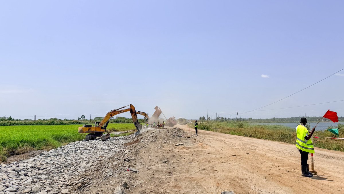 ✳️Tangi Bay: Permanent Drainage Interventions Underway

The Hon. Minister of State for Works and Transport [Works], Hon. Musa Ecweru, inspected ongoing major drainage works at Tangi Bay along the Olwiyo–Pakwach Road undertaken by China Railway No. 7 Group and National Entreprise