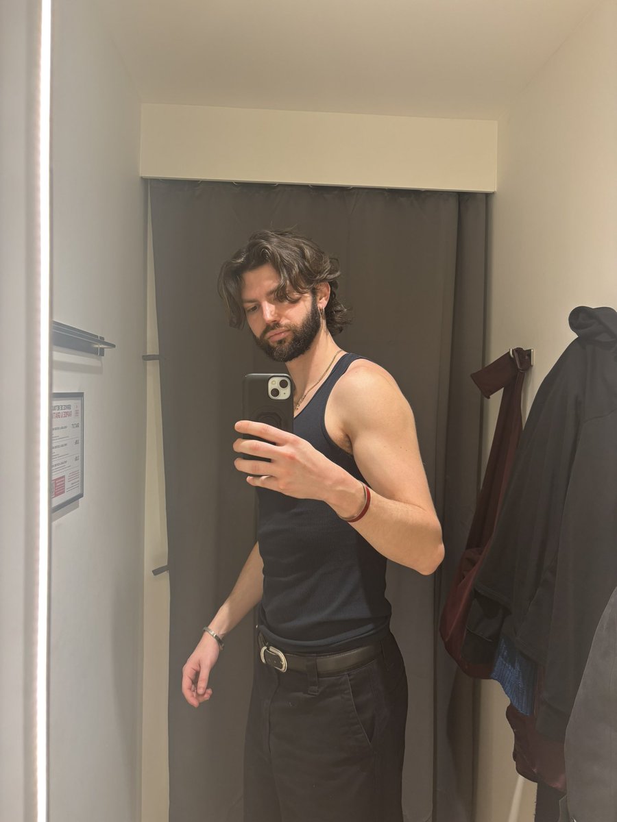 greygaury's tweet photo. Uniqlo fitting room https://t.co/YV5rN1N146
