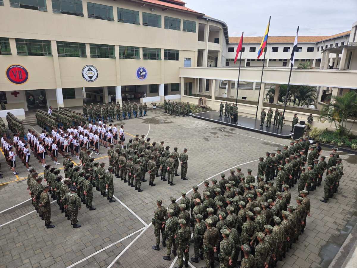 SMC_EJERCITO's tweet photo. Formar y capacitar con profesionalismo, disciplina y efectividad es fundamental para ser garantes de la seguridad del pueblo colombiano.

Desde la ciudad de Medellín en el departamento de #Antioquia, nuestro Sargento Mayor de Comando de la Jefatura de Operaciones del @COL_EJERCITO, Álvaro Alfonso Salcedo González, visitó al personal de suboficiales y soldados que conforman la @Ejercito_Div7,  resaltando los lineamientos de nuestro @COMANDANTE_EJC  y  la importancia del trabajo que realizan los hombres y mujeres en la institución para garantizar la seguridad de los colombianos.

#PatriaHonorLelatad