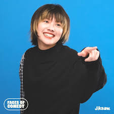 Blank Peng es una humorista china.
Su mejor última frase:
«𝑷𝒐𝒓 𝒓𝒂𝒛𝒐𝒏𝒆𝒔 𝒒𝒖𝒆 𝒏𝒂𝒅𝒊𝒆 𝒄𝒐𝒏𝒐𝒄𝒆, 𝑬𝒔𝒕𝒂𝒅𝒐𝒔 𝑼𝒏𝒊𝒅𝒐𝒔 𝒏𝒖𝒏𝒄𝒂 𝒆𝒏𝒄𝒖𝒆𝒏𝒕𝒓𝒂 𝒕𝒆𝒓𝒓𝒐𝒓𝒊𝒔𝒕𝒂𝒔 𝒆𝒏 𝒑𝒂𝒊́𝒔𝒆𝒔 𝒒𝒖𝒆 𝒏𝒐 𝒕𝒊𝒆𝒏𝒆𝒏 𝒑𝒆𝒕𝒓𝒐́𝒍𝒆𝒐».