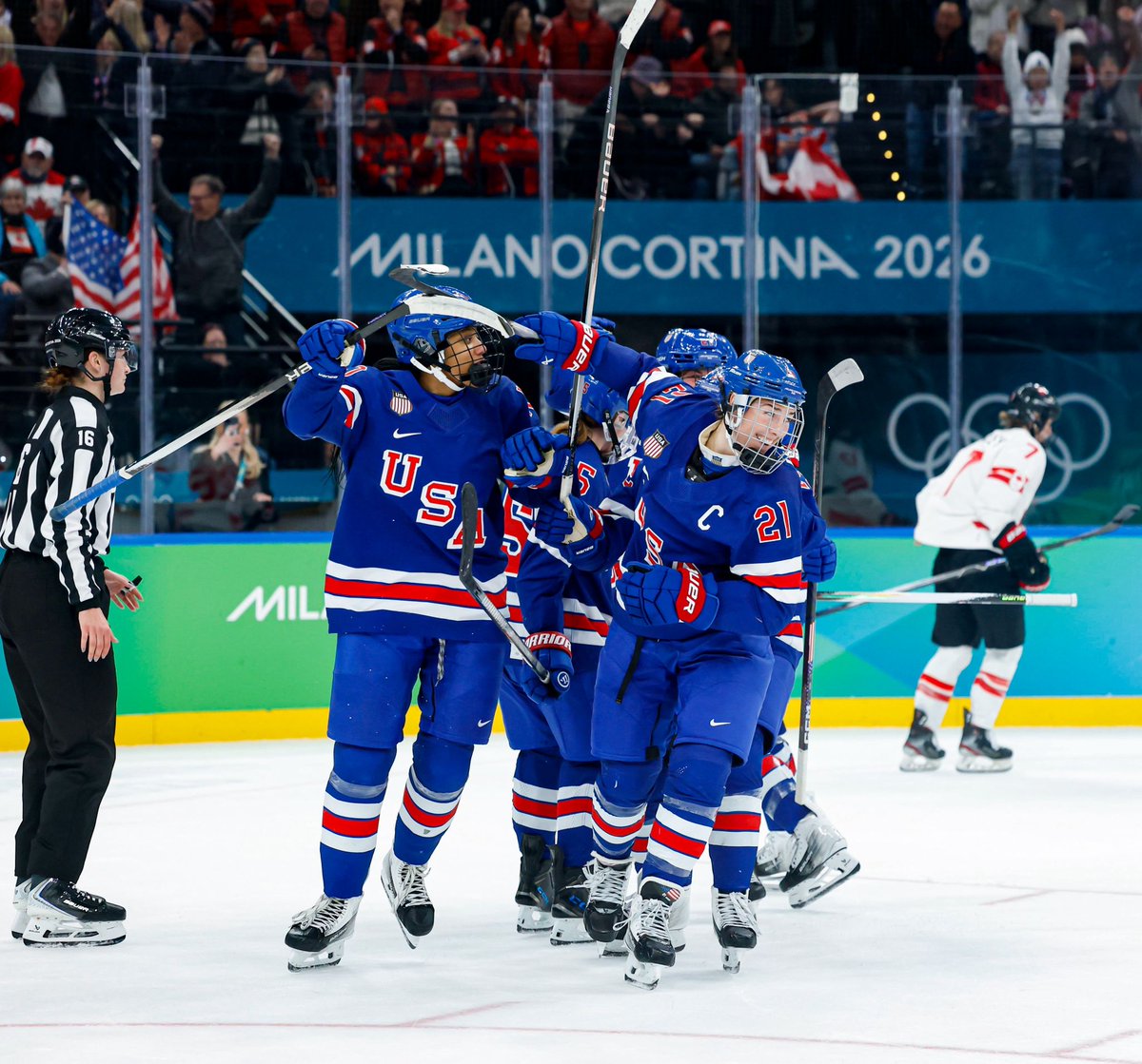 thepwhlofficial's tweet photo. RED, KNIGHT, AND BLUE 🇺🇸

@PWHL__Seattle and Team USA Captain Hilary Knight nets one to send the gold medal game into overtime! https://t.co/pQaEccKlin