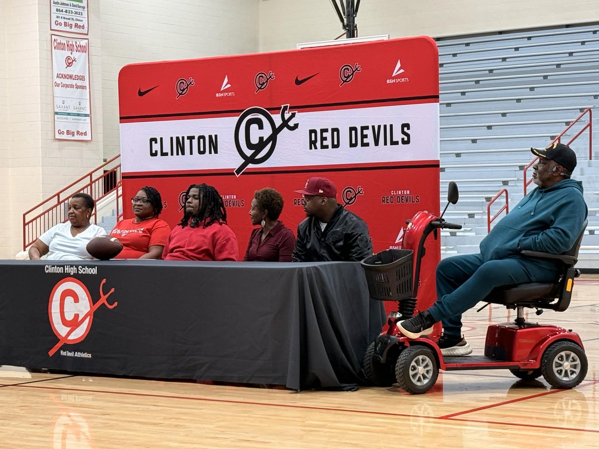ziton3_'s tweet photo. IT’S OFFICIAL TIME TO WORK‼️‼️‼️
@CoreyFountain6 
@jp_williams53 
@FleetFB 
@icoachfb 
@CoachTerryAnton 
@Coach_ECamp https://t.co/Ga2OsddH56