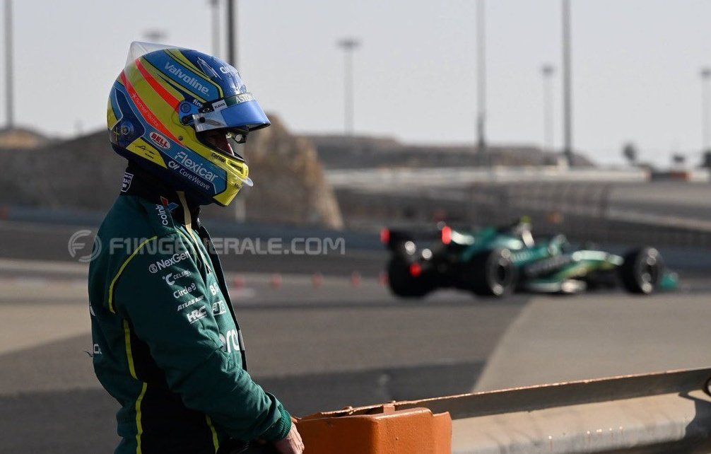 Tienes 44 años, mucho dinero, un hijo en camino, y una carrera en F1 casi sin manchas de pilotaje. 
Como sólo muy pocos.

Esto no se soluciona en dos días. 

¿De verdad no te merece la pena dejar de intentarlo...?

Sea como fuere, ahí seguiré. 
Aunque no tenga que llegar.
