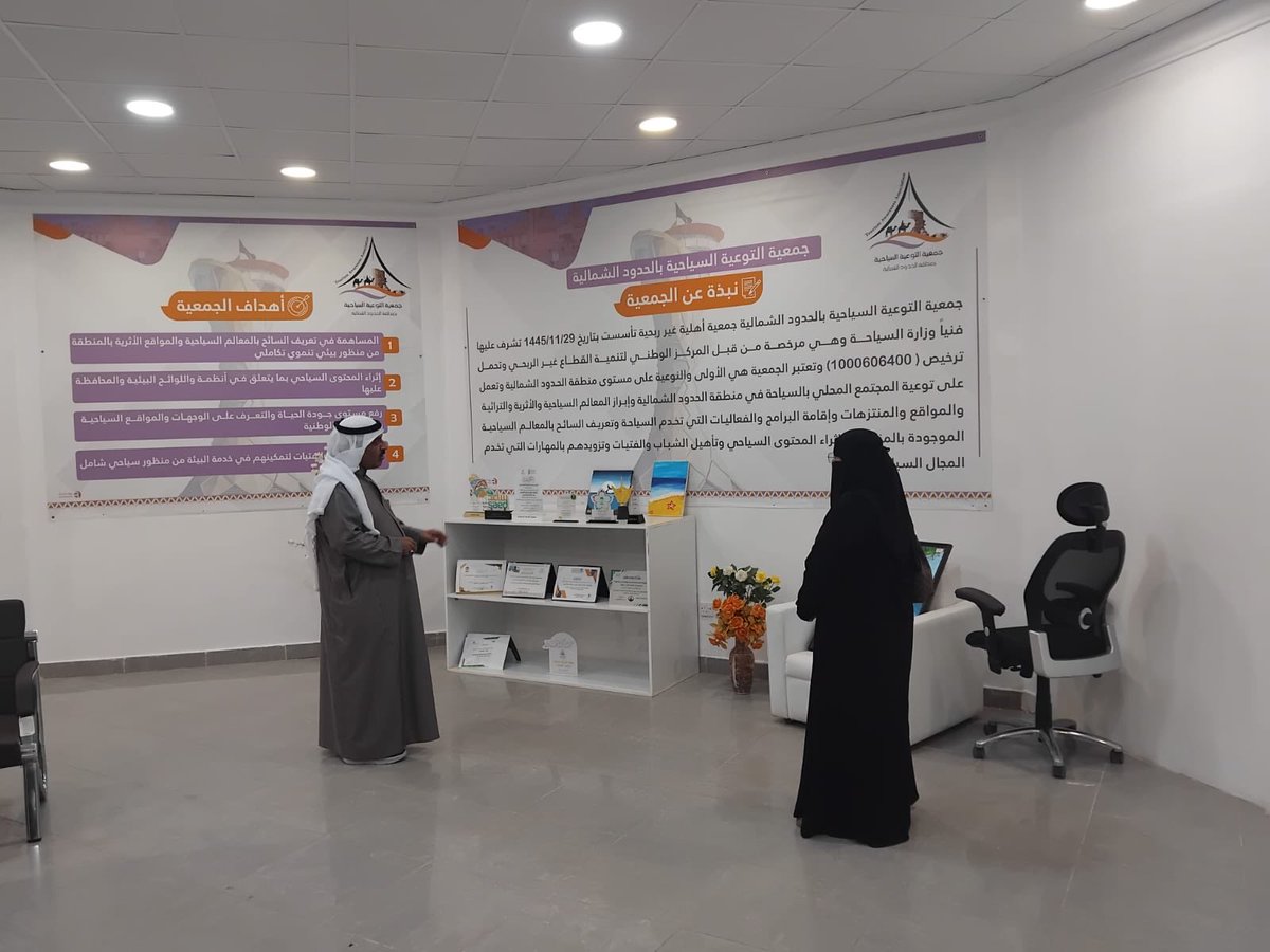 وفي ختام الزيارة قدمت د. عزيزة عدداً من اللوحات الفنية إهداء  لمكتب الجمعية في مبادرة تعكس أهمية التكامل بين المؤسسات الأكاديمية والجهات المجتمعية ودور الفن في إبراز الهوية الثقافية وتعزيز الوعي السياحي.