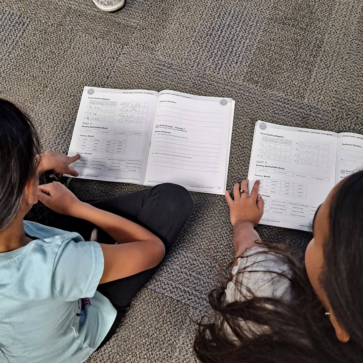 Students are engaged in targeted phonics instruction, focusing on the specific sound and word patterns they need most. Through explicit teaching, hands-on practice, and immediate feedback, we are strengthening our reading skills together! #uknighted