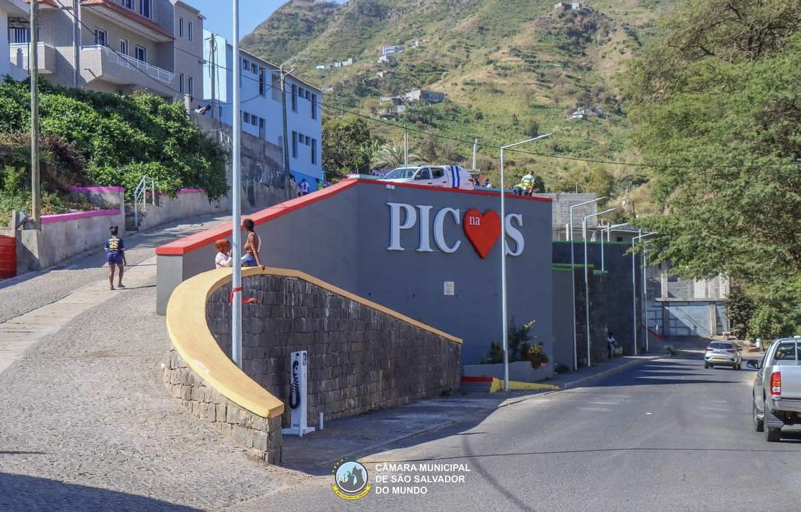tecvSA's tweet photo. Foi inaugurada no dia 12 de Fevereiro, a obra de requalificação "Picos na Coração" incluindo um ato simbólico de ativação de 1 posto de recarga para veículos elétricos, fruto de uma parceira entre a TECV e o Município de São Salvador do Mundo.
#mobilidadeelétricacv https://t.co/AjvRZM5wUu