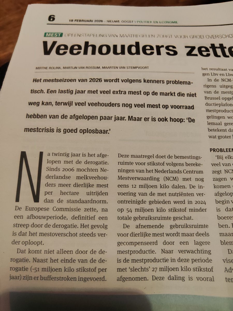 Door afschaffing derogatie is de mestplaatsingsruimte met 51 miljoen kg N afgenomen, maar Nederland heeft zelf zo ongeveer het halve land als NV gebied aangewezen, en bufferstroken ingevoerd, dat kost  ook nog eens 66 miljoen kg N aan plaatsingsruimte. 
Niet Brussel,  Nederland!!