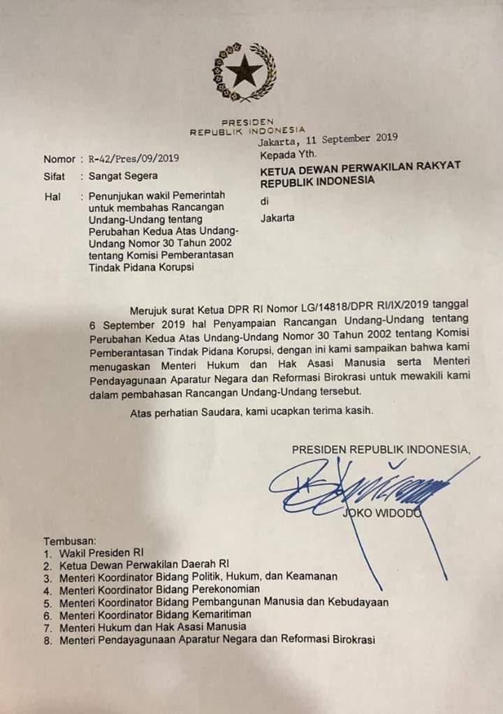 Katanya tak ikut tanda tangan.
Lupa pernah jadi Presiden..?