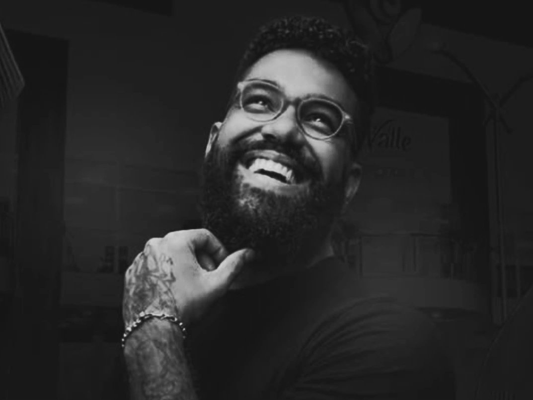 O RACISMO ADOECE E MATA!

O carnaval, momento de alegria e celebração de cultura, de luta e indentididade terminou com um episódio de profunda tristeza. 

Toda minha solidariedade aos familiares e amigos de Manoel Neto.

O racismo é cruel e adoece, precisamos falar sobre a saúde