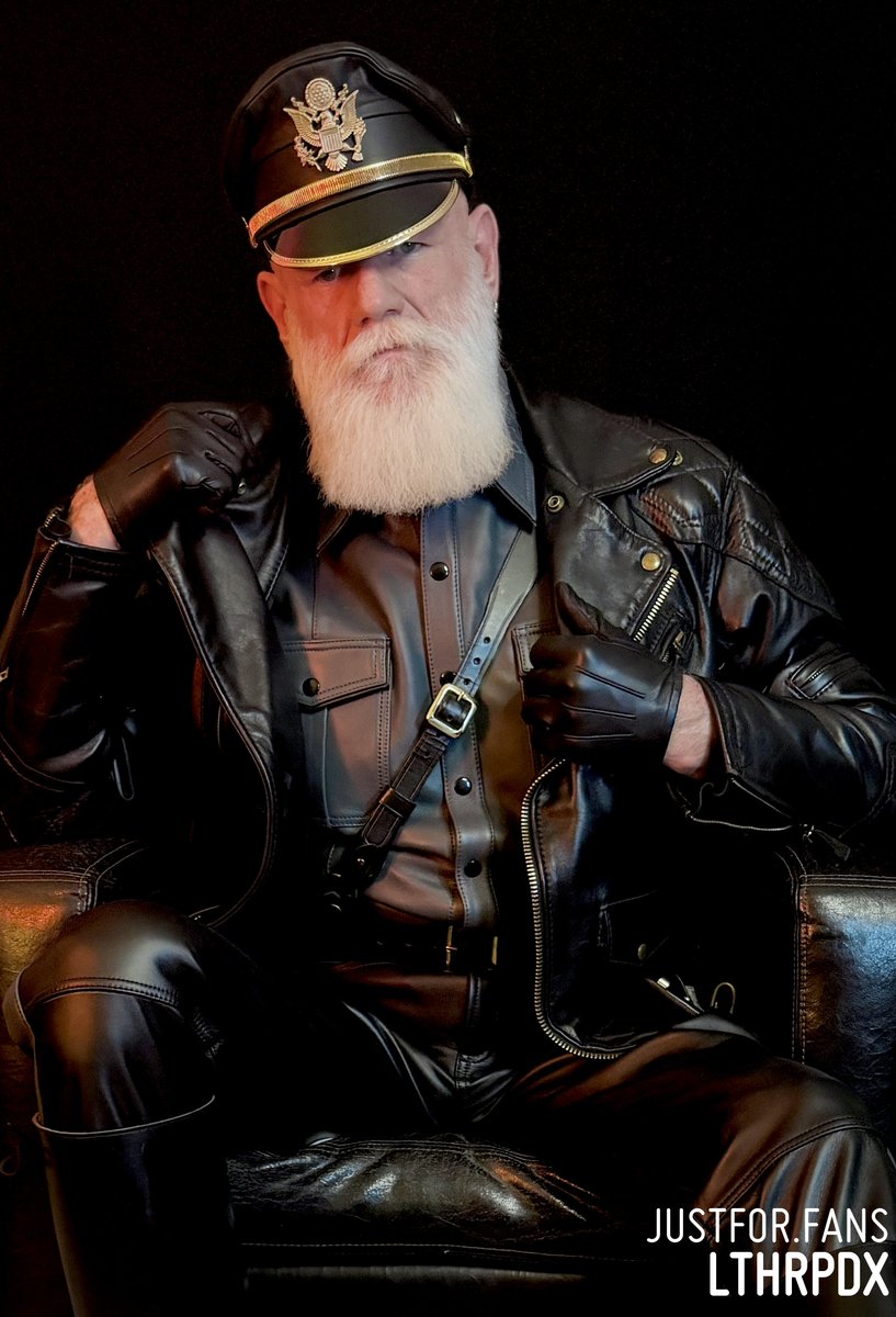 Leathered up…...

See this and more at:
justfor.fans/LthrPDX?Source…