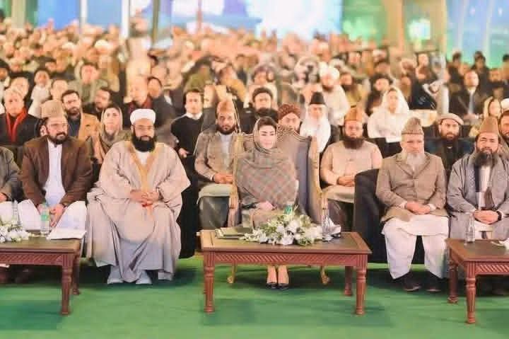 نبی کریم ﷺ نے فرمایا:
اس ذات کی قسم جس کے ہاتھ میں میری جان ہے! تم ضرور نیکی کا حکم دو گے اور برائی سے روکو گے، ورنہ قریب ہے کہ اللہ تم پر اپنا عذاب بھیج دے، پھر تم اس سے دعا کرو گے تو تمہاری دعا قبول نہیں کی جائے گی۔
(جامع ترمذی 2169)

اس حدیث کا مطلب یہ ہے کہ: