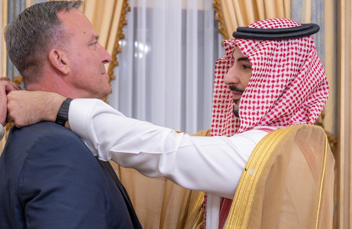 إنفاذًا لأمر خادم الحرمين الشريفين..

 وزير الدفاع يُقلد قائد القيادة المركزية الأمريكية السابق وسام الملك عبدالعزيز من الدرجة الممتازة.

-