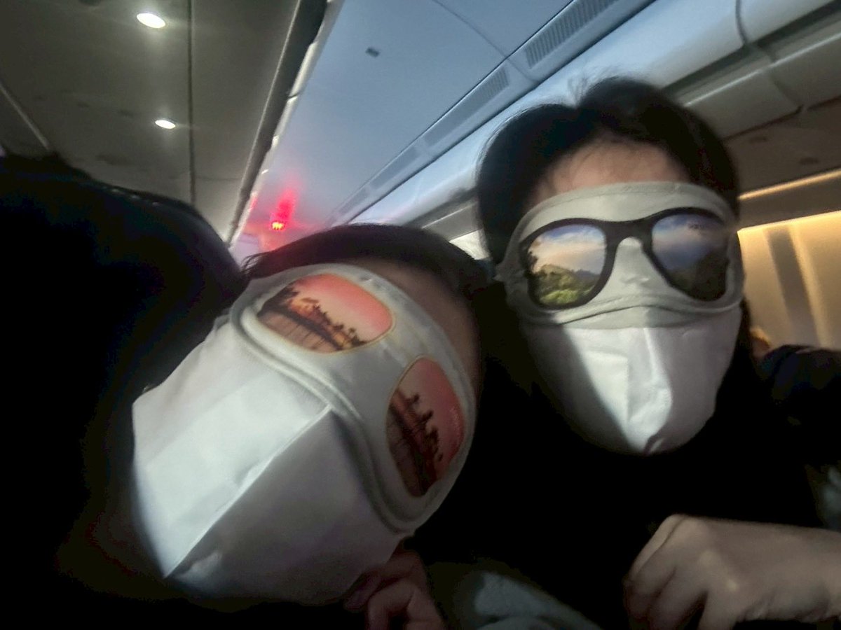 jinjinstory's tweet photo. 地元電車は各駅出発の度に「シュワッﾁ」言うウルトラマン電車やったし✈️のアメニティのアイマスク素敵やし朝食に「岩おこし」出るし入国審査のお兄さん亮ちゃん似のイケメンやしパスポート見て誕生日こないだやって気づいて「Happybirthday」って満面の笑みで言うてくれたナイスガイやった��先いい！ https://t.co/ENAgYheamI