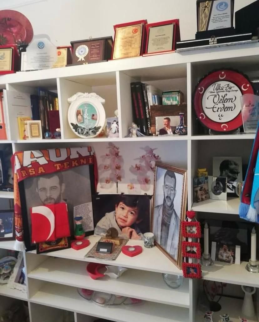 ÖLÜM YILAR FIRAT YILMAZ!

Ege koridorlarında vurulur Yusuf yüzlüler,
Bir ülkünün kollarında dirilir Yusuf yüzlüler.

Vefatının sene-i devriyesinde terör örgütü tarafından haince şehit edilen Fırat Yılmaz Çakıroğlu ağabeyimizi rahmetle anıyoruz. 

#ultrAslanUNIBursaTeknik