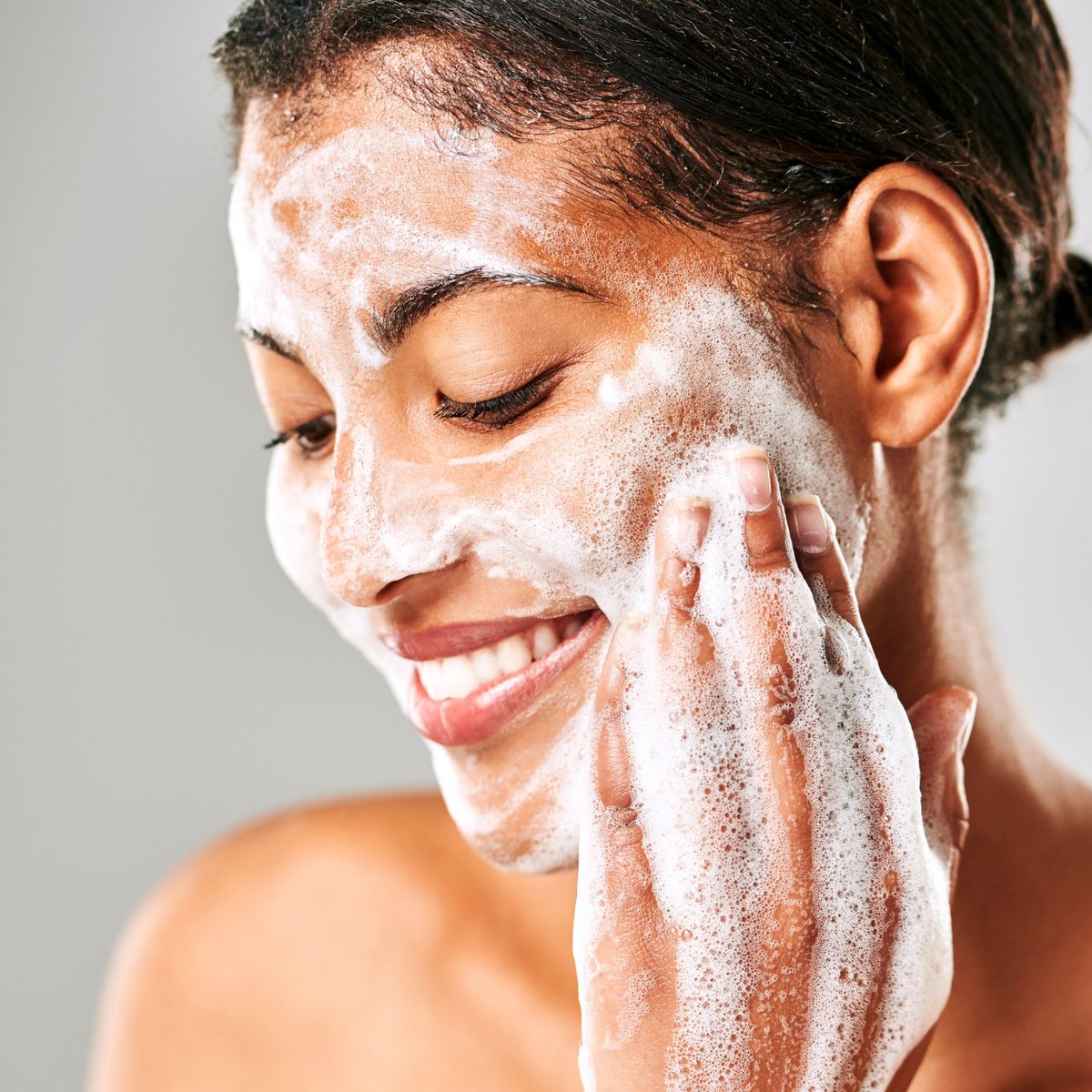 inyourfaceskncr's tweet image. Sensitivity usually doesn't come from your skin type. It’s usually a stressed barrier. 

Calm the inflammation. Repair the barrier. Then reassess. 

Learn how to rebuild your skin barrier properly: inyourfaceskincare.com/blogs/news/all…

 #SkinCareTips #HealthySkin #SkinBarrier #SensitiveSkin