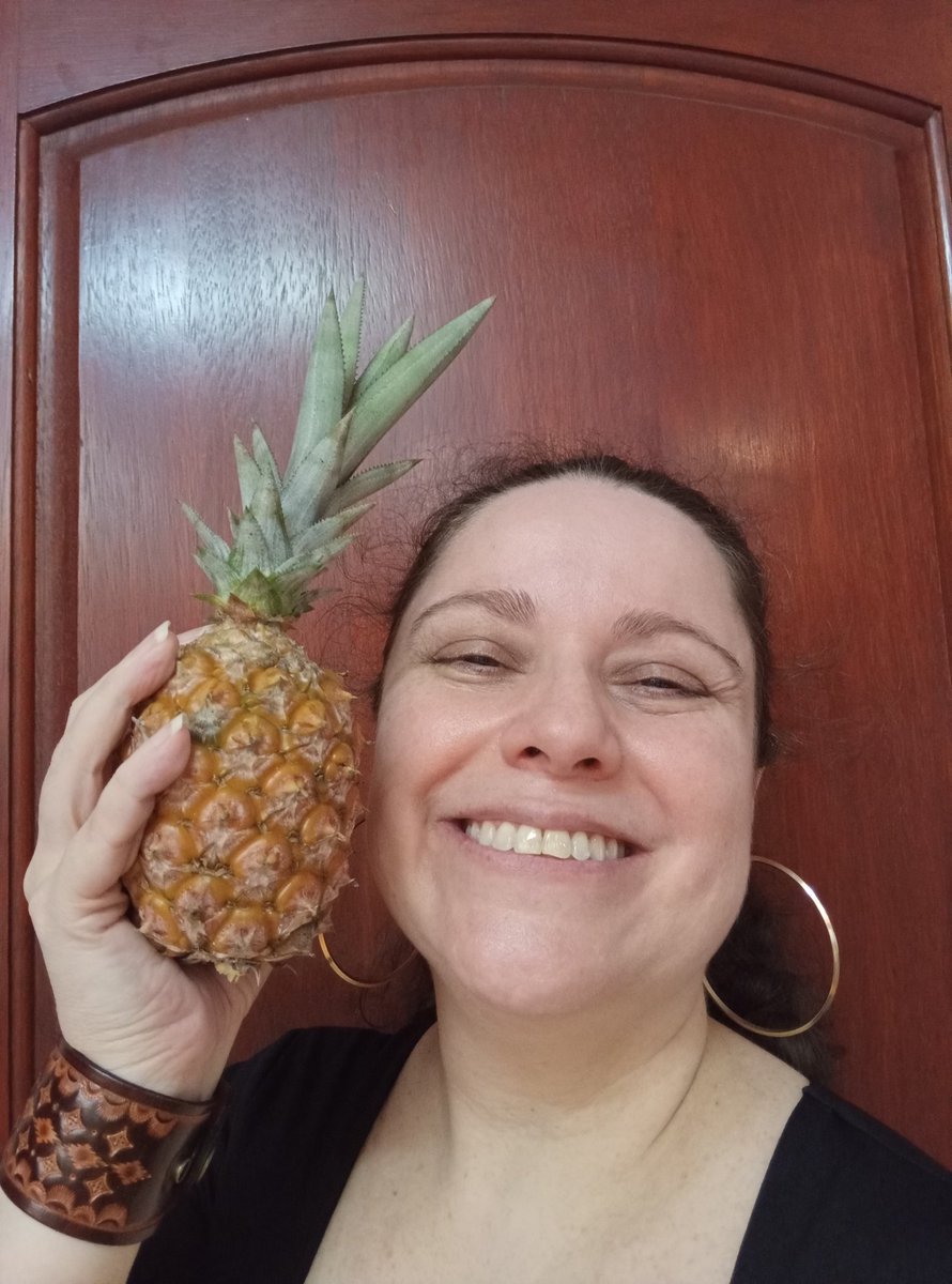 questao_d_tempo's tweet photo. Pausa na meteorologia pra mostrar meu abacaxi!
Alguns anos atrás, plantei a coroa de um abacaxi. Deu abacaxi duas vezes, e tive que "transplantar" pra um vaso.
5 anos pós-mudança, veio essa belezinha, coisa linda, que tem um perfume maravilhoso!
#planta #abacaxi #abacaxiemvaso https://t.co/Ydm8OH89Wd