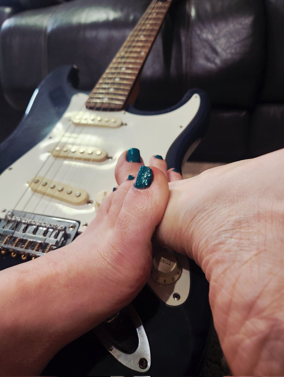 GamerToes17749's tweet photo. Come play! @FeetFinder Link in bio 
#guitars #onlyfangirl #feetworshi̇p #feetfetısh #footfetısh #footworship #paypig #femdom #nailpolish #toes #soles #pinksoles #arched https://t.co/7P3pLxX8t3