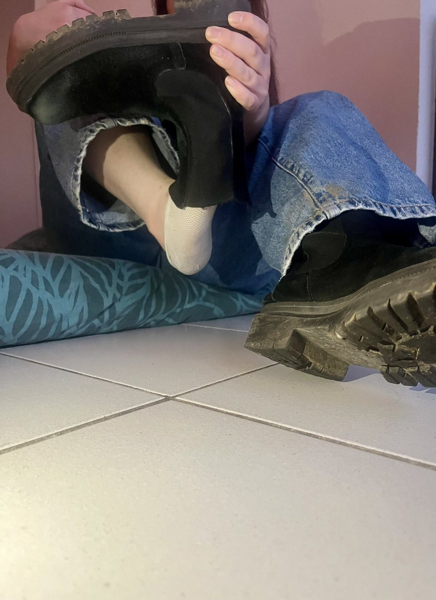 👢• on commence une nouvelle série de post ! J’espère qu’elle vous plaira 🤭 tu aimes me voir retirer mes bottes non ? 😈 mes pieds transpire beaucoup dedans 🥵. J’y enfoncerai bien ta truffe 🫦
• feet - teenfeet - girlfeet - domina - sub - femdom - findom - soumis - cocu - •