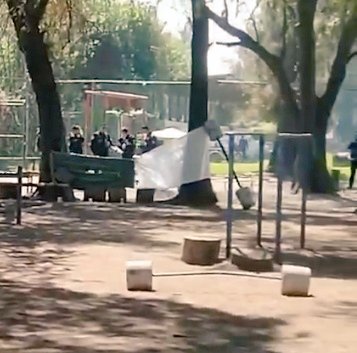 Un sujeto conocido con el apodo de Pato y de nombre Oscar fue asesinado en el parque deportivo Las Barras del Velódromo en la colonia Jardín Balbuena alcaldía Venustiano Carranza de acuerdo con fuentes en el lugar el hombre de 21 años recibió varios disparos y era ex reo.