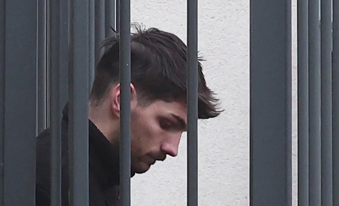 Le chef du service d'ordre de LFI, Jacques-Élie Favrot, vient d'être placé en détention provisoire. L'assistant parlementaire de Raphaël Arnault risque jusqu'à 30 ans de prison. #LFItue