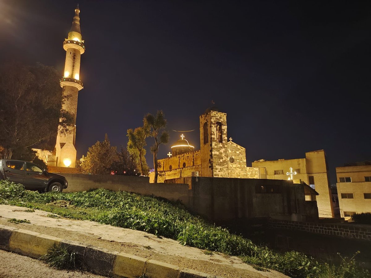 🇯🇴في #تل_إربد، يختصر المشهد حكاية وطن؛ مئذنةٌ تعانقُ جرسًا، وقلوبٌ تتوحدُ في حب الله والوطن
🇯🇴هنا #الأردن، حيث الإخاء ليس شعاراً، بل هو عبقُ الأرض وصوتُ التاريخ الذي يخبرنا أننا جسدٌ واحدٌ وروحٌ واحدة. 🇯🇴🕊️
#الأردن #إربد #العيش_المشترك #الإخاء_الإسلامي_المسيحي