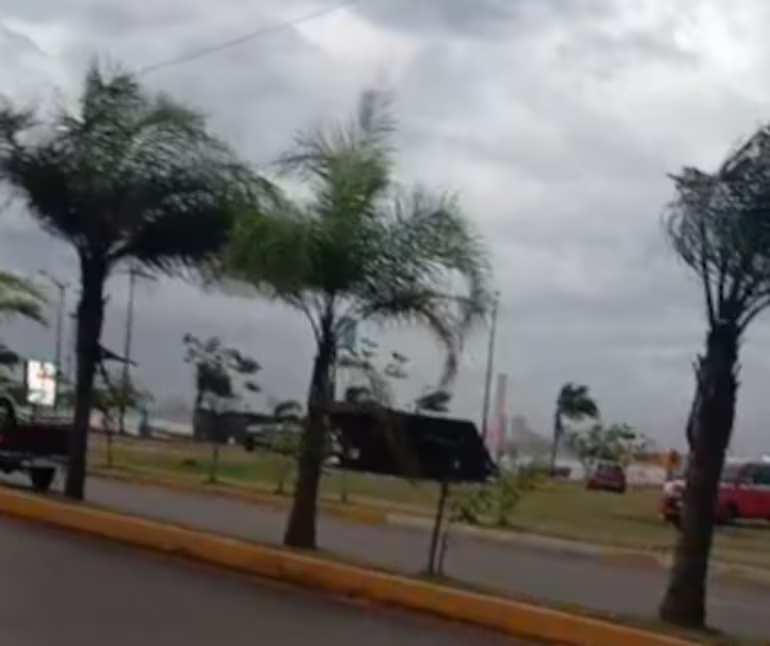 ▶️ TEMPORAL CAUSÓ DESTROZOS EN ENCARNACIÓN | 🌪️⚡

Un fuerte núcleo de tormentas golpeó la ciudad con ráfagas que superaron los 80 km/h, provocando destechamientos, caída de árboles, carteles y cortes de energía en varios puntos.

👉Bomberos asistieron múltiples emergencias y una