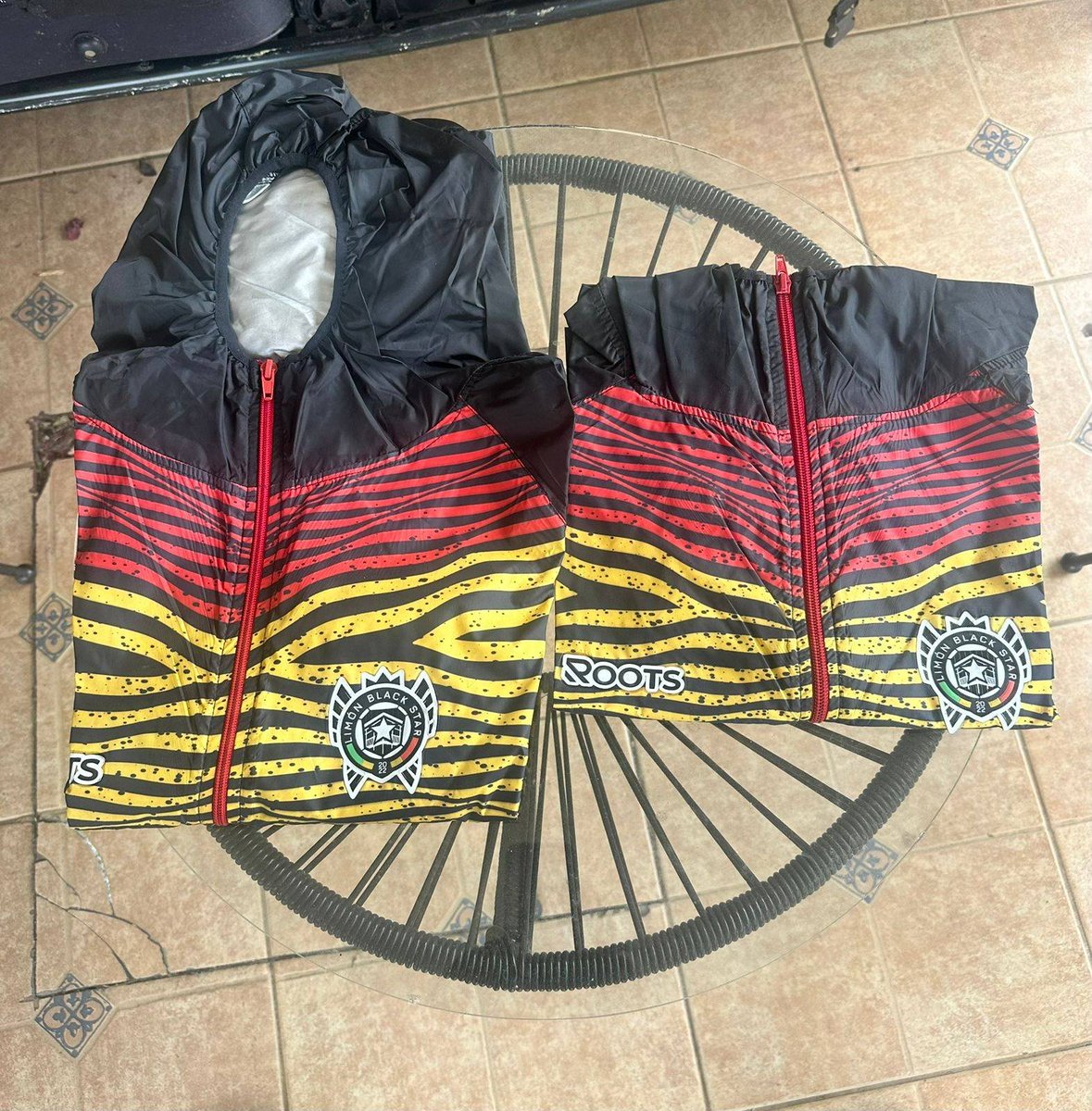 LimonBlackStar's tweet photo. ¡Vean la belleza que tenemos!
Dos impermeables de nuestro equipo
Solo hay 2, apenas para lucirse
Una es talla M, otra talla L
Precio: 15 mil colones cada una
Pídala por whatsapp al 6043 3760.
¡Son una belleza!
Escriba YA mismo y se la enviamos a cualquier parte del país. https://t.co/GGSF0gkatM