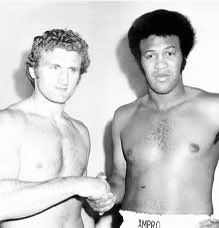 HarryHaris48861's tweet photo. Former World heavyweight boxing champion Jimmy Ellis and European heavyweight champion Joe Bugner shake hands leading up to their fight in 1974. #JimmyEllis #JoeBugner #boxing 🥊 https://t.co/2Z9CMfi4gk