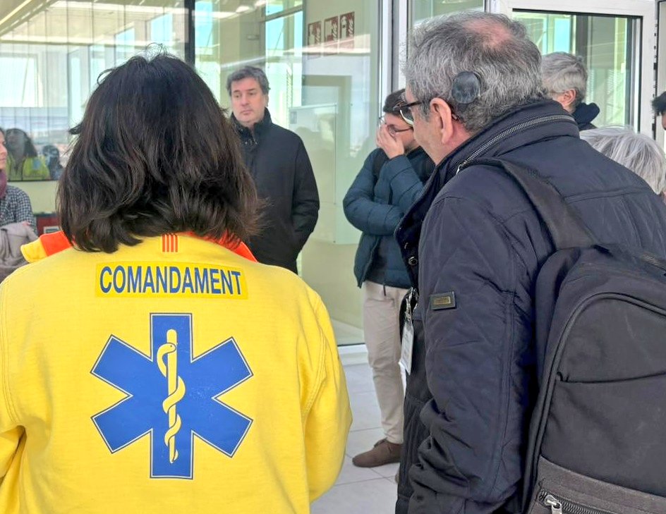 Amat_Teresa's tweet photo. Ahir s'inaugurava a Barcelona el nou espai de @semgencat i avui les entitats catalanes que treballem amb i per a les persones sordes usuàries o no d'#implantcoclear i les seves famílies ens hi reunim per unificar criteris d'#accessibilitatalacomunicació:
#subtítols
#locució
#LLSC https://t.co/Jwuf6SBVQJ