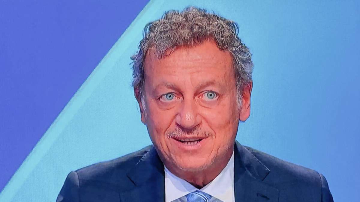 NapoliNetworkX's tweet photo. 🔵 | Sandro Sabatini: “Sono rimasto stupito dalle parole di Chivu su Maradona. Pensavo di non aver ben capito, poi ho visto che Chivu è nato nell'80 e non ricorda cosa sia successo in quel Mondiale dell'86 quando Maradona segnò con la mano che poi su chiamata 'La Mano de Dios' perchè rappresentava un messaggio politico, umanitario, dopo che l'Argentina perse la guerra per le isole Malvinas. Fu una ferita per il popolo argentino, ferita che rimarginò Diego col gol di mano. Chivu dovrebbe conoscere le basi. Maradona passa alla storia per il gol in cui dribbla tutti dell'Inghilterra, non per il gol di mano. Lui vinse da solo quel Mondiale. Diego entrò in una gogna mediatica per quel gol di mano, non fu mica celebrato. Bastoni e Maradona nella stessa frase non ci possono stare.
Trasformare la realtà, da parte di Chivu, m'è sembrato un autogol. Manderò un messaggino a Chivu per dargli un consiglio, di non parlare di cui non ricorda bene e si ha un ricordo distorto. Quel gol ebbe un valore importante non per l'antisportività, quello fu un messaggio altissimo per una guerra tra Argentina e
Gran Bretagna. La sensibilità dei napoletani s'è sentita abbastanza toccata.

Forse Chivu l'ha detto con superficialità e dico attenzione alle notizie storiche che vengono banalizzate o ricordate male.
Nella sua scorrettezza, Chivu, non deve dare un gol di mano come fosse una simulazione. E' un gol di storia internazionale. Per come maturò il racconto, La Mano de Dios è una storia mondiale non solo di calcio. Diego
Armando Maradona venne messo in difficoltà, la stampa internazionale parlò di quel gol senza dargli il riferimento socio-politico, ma lo fece passare come una truffa. Maradona, in quella stessa partita, segnò partendo da metà campo e scartando tutti gli avversari. Quel gesto fu incorniciato in un contesto storico per l'Argentina che perse una guerra per delle isolette contro la Gran Bretagna. Ci furono perdite di soldati, Maradona segnò per la guerra non per far gol all'Inghilterra e basta. Mentre c'era il coro su quanto fosse bravo Chivu in comunicazione io stavo zitto. Ne ho visti tanti come Chivu che facevano tutto bene e poi scivolavano.
Non può mantenere la maschera del cavaliere bianco, quello che non farà mai polemiche e che non protesterà mai. Era ovvio lo facesse, doveva essere più prudente”.

Via Radio Marte