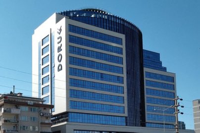 Bora Erdin’in Doruk Hastanesi üzerinden başlattığı ve ekran ekran dolaştırdığı bu mesele artık bir hak arama değil, açık bir algı operasyonuna dönüşmüştür. 4000 TL’lik bir ücret tartışmasını büyütüp NOW TV ekranlarında Bursa’nın köklü bir sağlık kurumunu hedef göstermek, çözüm