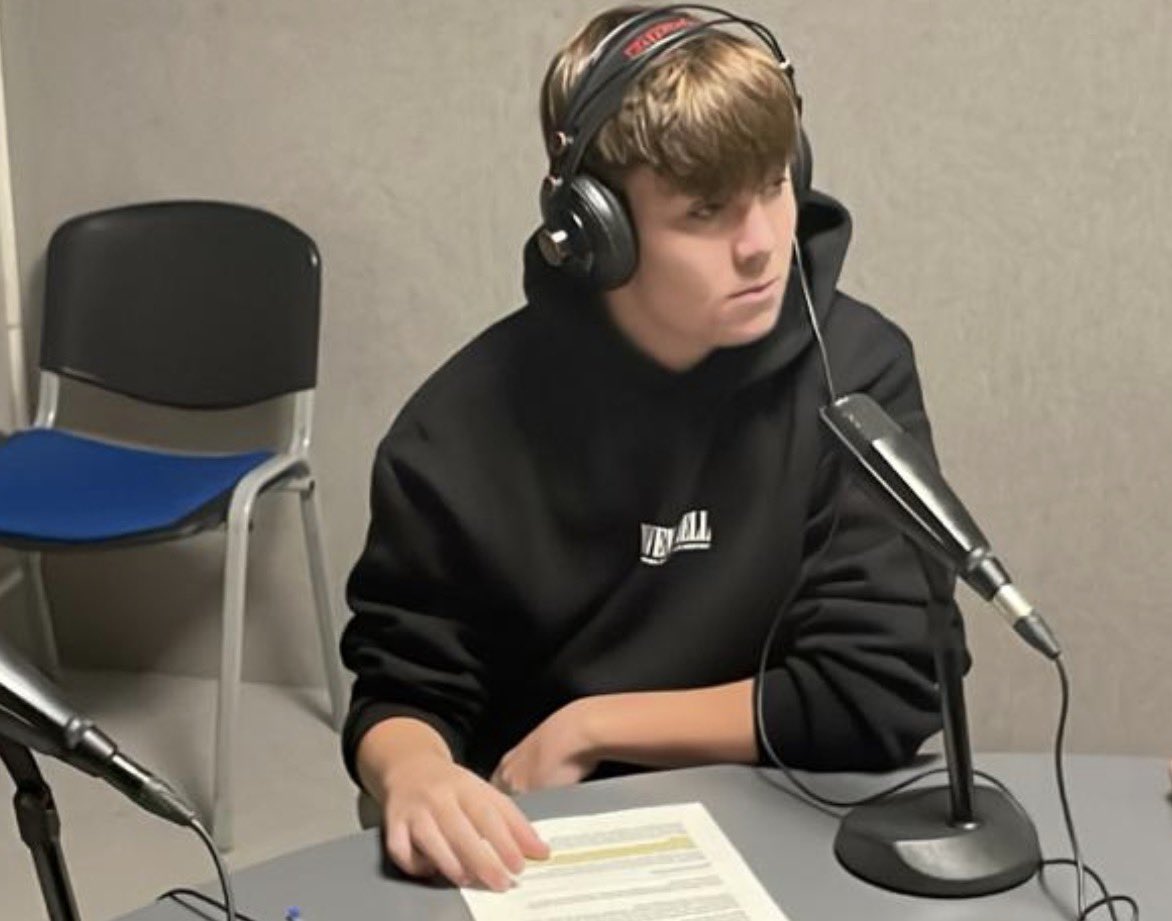 Soy de Barcelona y soy un apasionado del periodismo y de la radio. Me encantaría poder emprender una nueva aventura en un equipo donde pueda aprender, aportar y crecer profesionalmente. 

Si alguien quiere contar conmigo, lo agradecería de corazón. Busco prácticas y aprender en