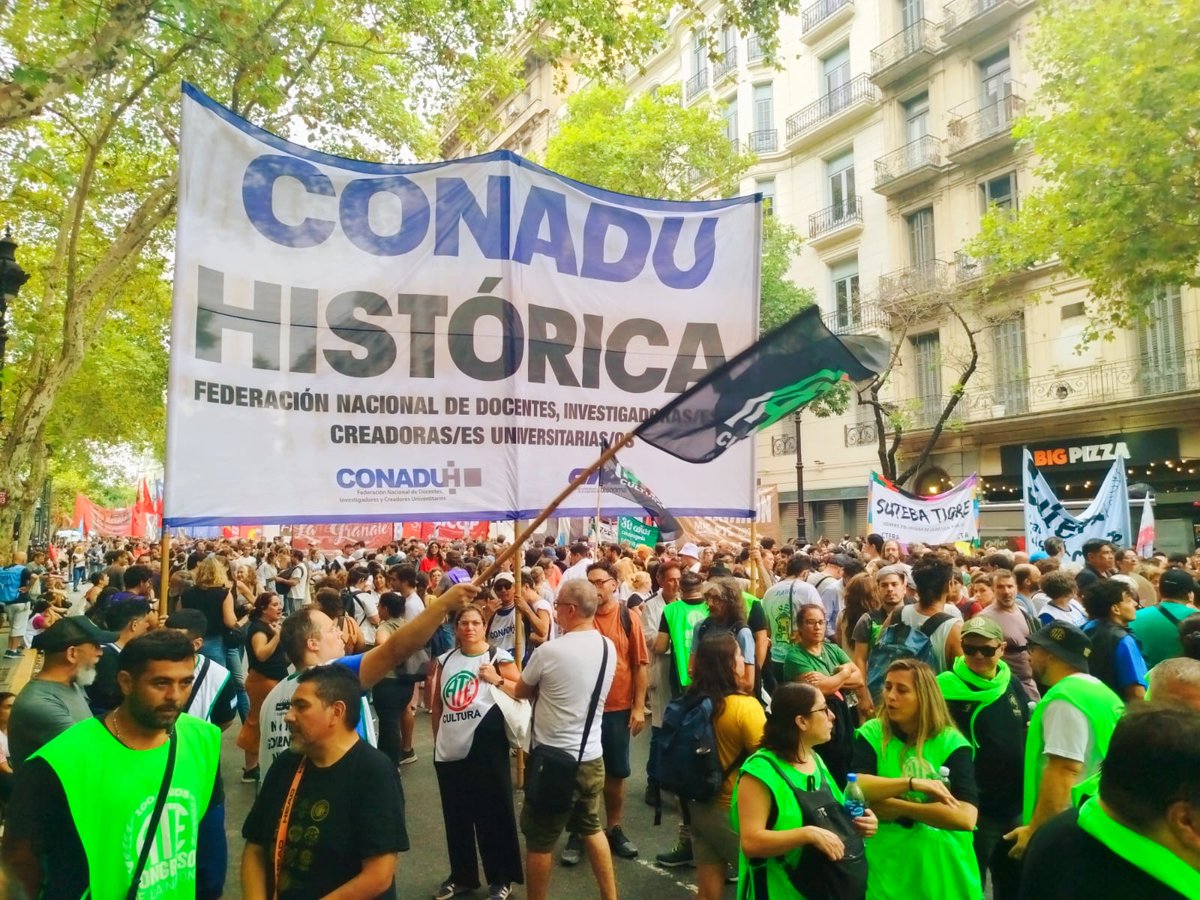 #19F #ParoGeneral
JORNADA NACIONAL DE LUCHA

Miles de trabajadoras y trabajadores se movilizaron hacia la Plaza Congreso en el marco del Paro General 

En defensa de los derechos, los salarios y la industria nacional.
#NoALaReformaLaboral #ReformaLaboralMileista