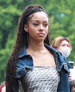 “same skin tone as Manon”