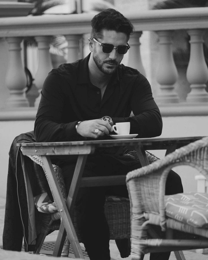 الرجل..
الذي يصادق ليلَه
ويكتفي..
ب سمراءِ الفنجان.
​هو رجل..
قايض ضجيج الوجوه
ب
هدوء السيادة.

​بالمختصر:
«من ملك نفسهُ في الزحام 👈غني عن العالم»

​✒ سآمو
#قيثارة_النيل