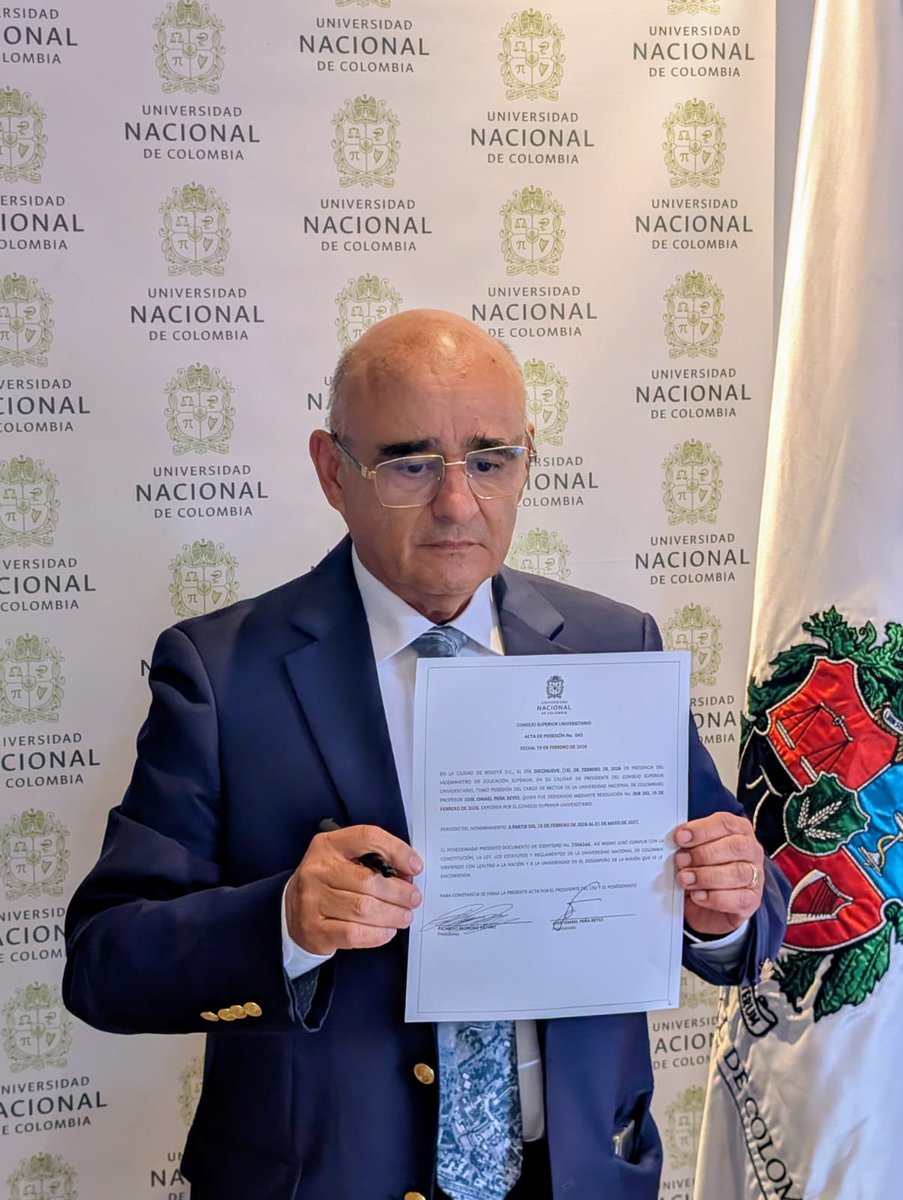 VictoriaCienfu2's tweet photo. Diferencias absolutas: Supimos tener un rector sensible ante su contexto, que entraba al León tranquilo, que era aplaudido, acompañado y querido hacia donde caminara. Y ahora nos toca este, uno ilegítimo, serio, escondido y cobarde. https://t.co/JuyXevYsT7