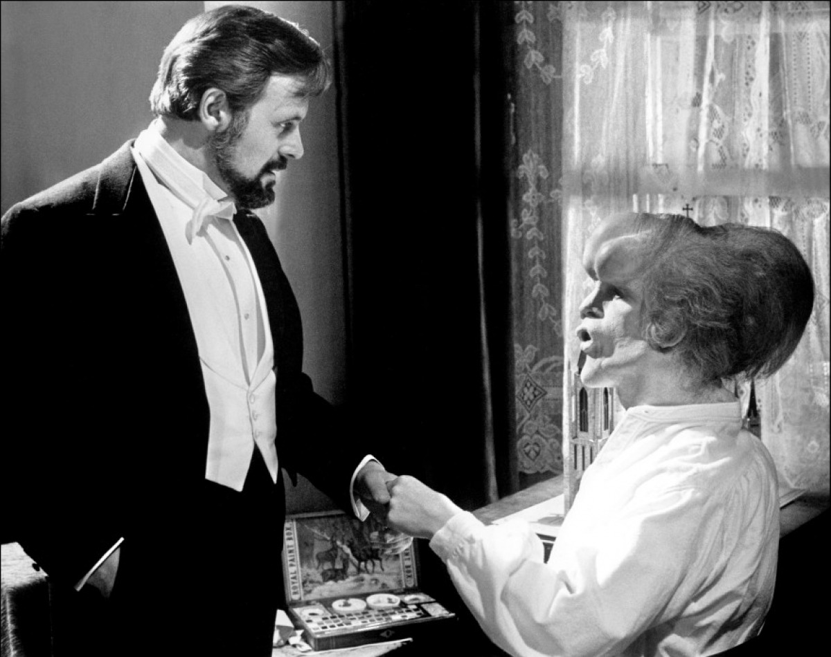 SavoirEternel's tweet photo. Un des films qui m’a le plus marqué est The Elephant Man. 
Il retrace le témoignage bouleversant du chirurgien Sir Frederick Treves (Anthony Hopkins), qui recueille et soigne John Merrick, l’homme éléphant, incarné par John Hurt. 
Un film profondément sublime. https://t.co/87ZAYEAqqh